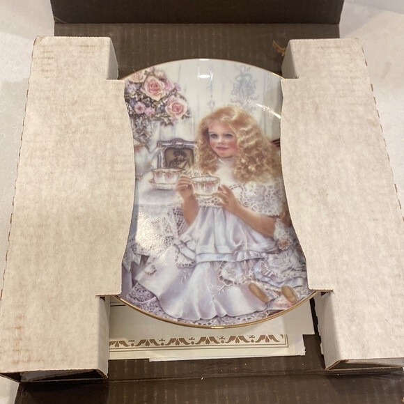 Heirlooms & Lace Victoria Collector’s #2 Plate in Series By Corinne Layton 4982A - Picture 14 of 15